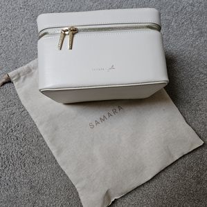 Jillian Harris Samara makeup, jewelry case